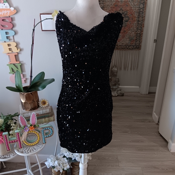 PrettyLittleThings Hooded Sequim Mini Dress - Picture 1 of 10